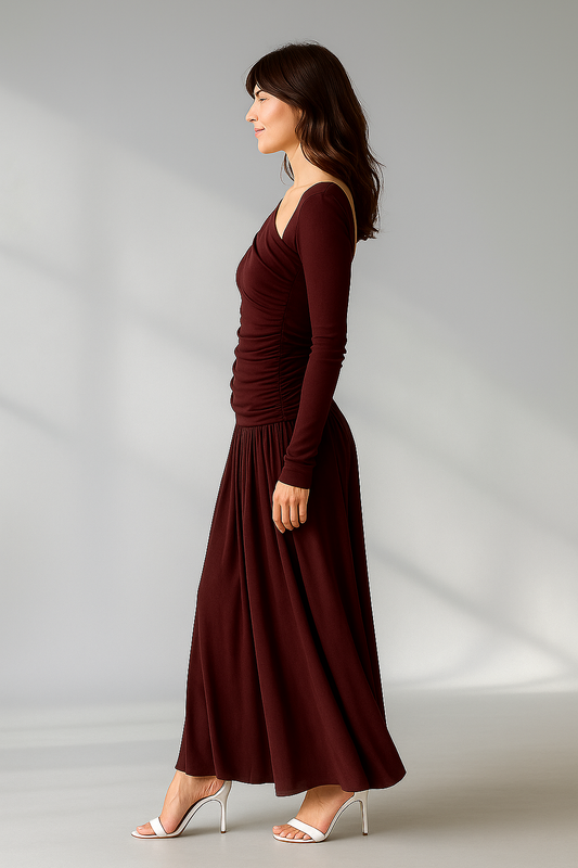 Bordowa długa sukienka z odkrytym ramieniem i marszczeniem